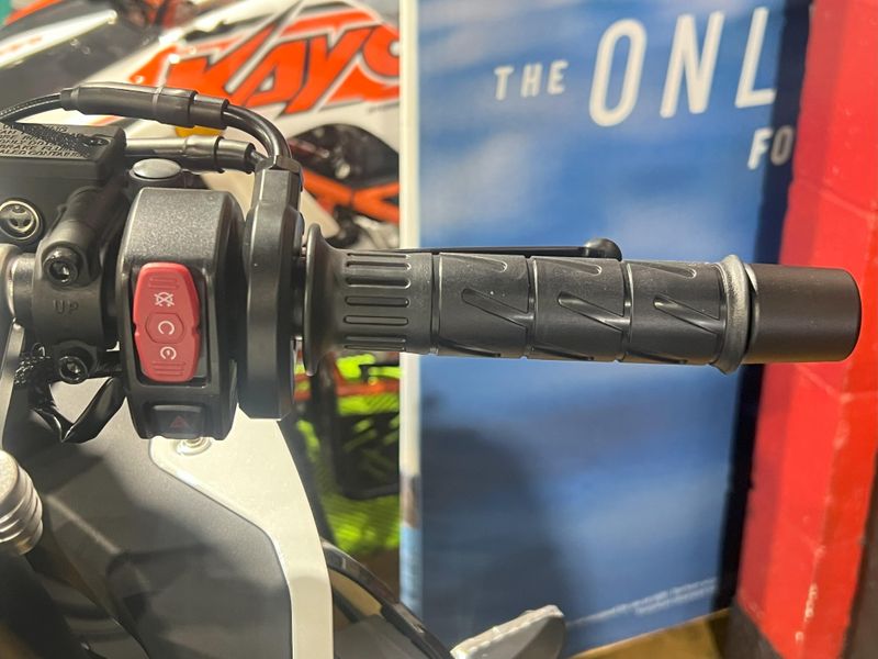 2025 CFMOTO 300SS Image 7