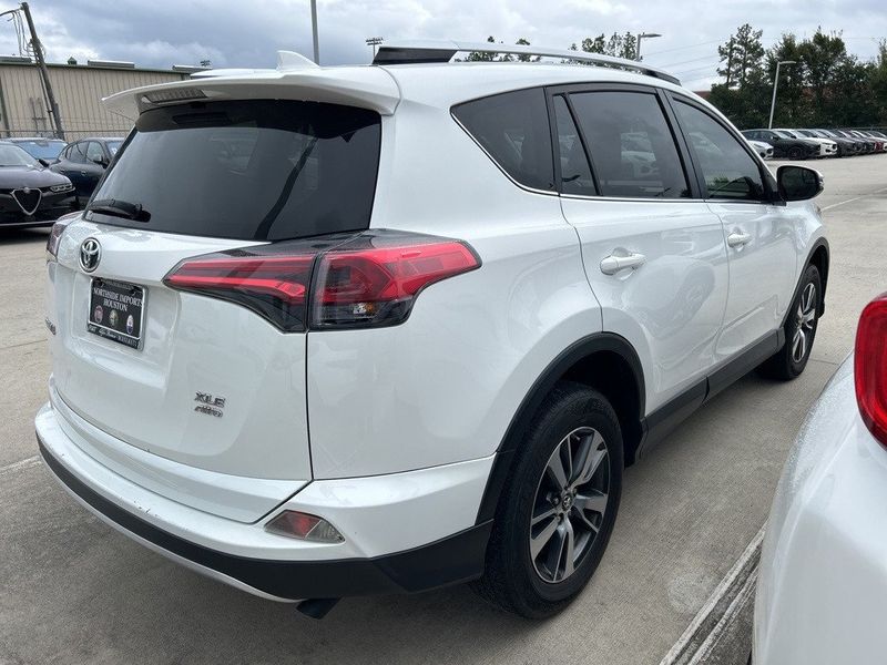 2016 Toyota RAV4 XLEImage 4