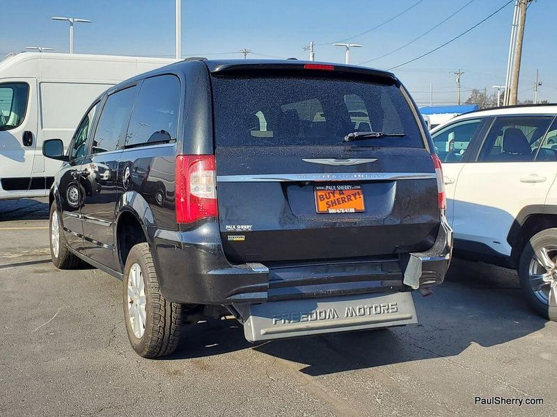 2015 Chrysler Town & Country TouringImage 10