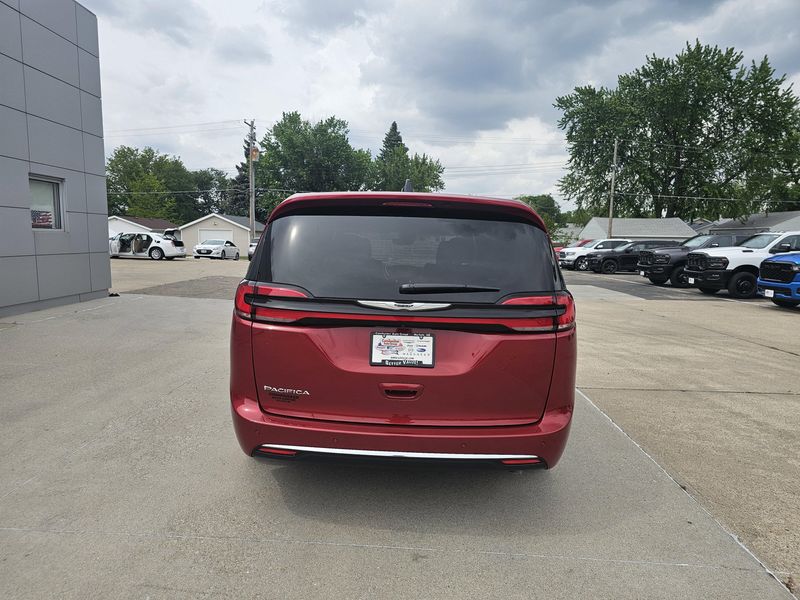 2025 Chrysler Pacifica SelectImage 8