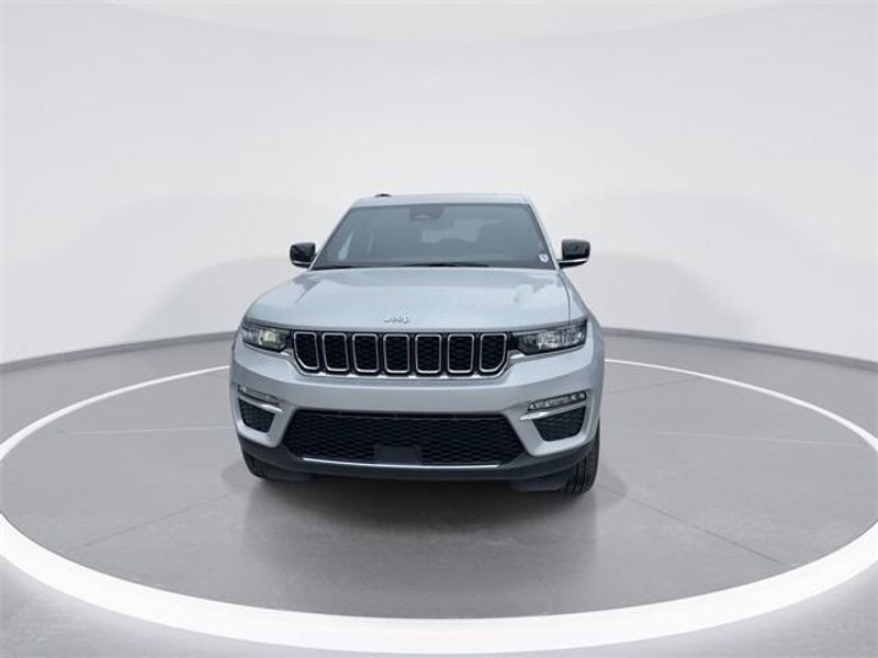 2024 Jeep Grand Cherokee Limited photo 2