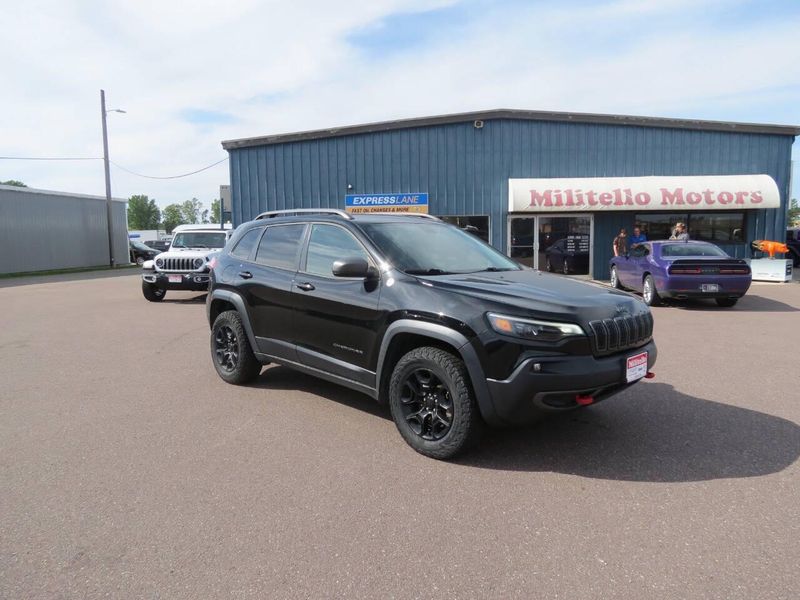 Used 2019 Jeep Cherokee Trailhawk 4x4 4dr SUVImage 2