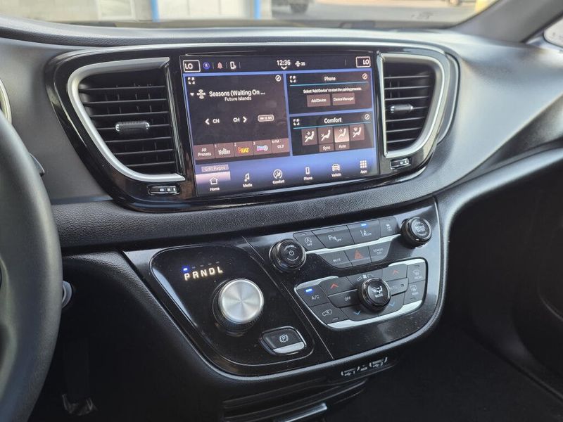 Used 2025 Chrysler Pacifica Select