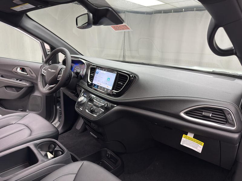 New 2026 Chrysler Pacifica Select AwdImage 19