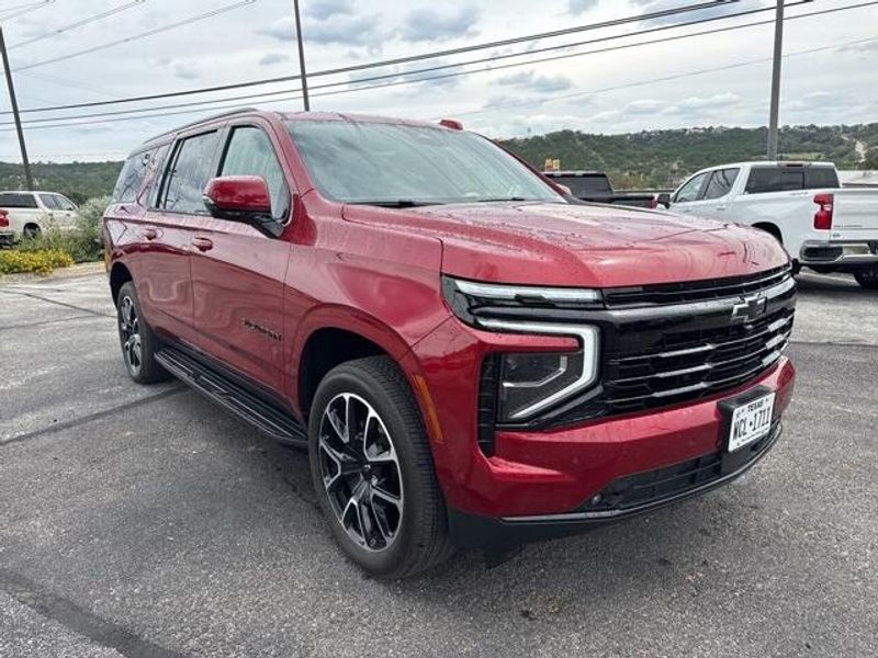 2025 Chevrolet Suburban RST photo 2