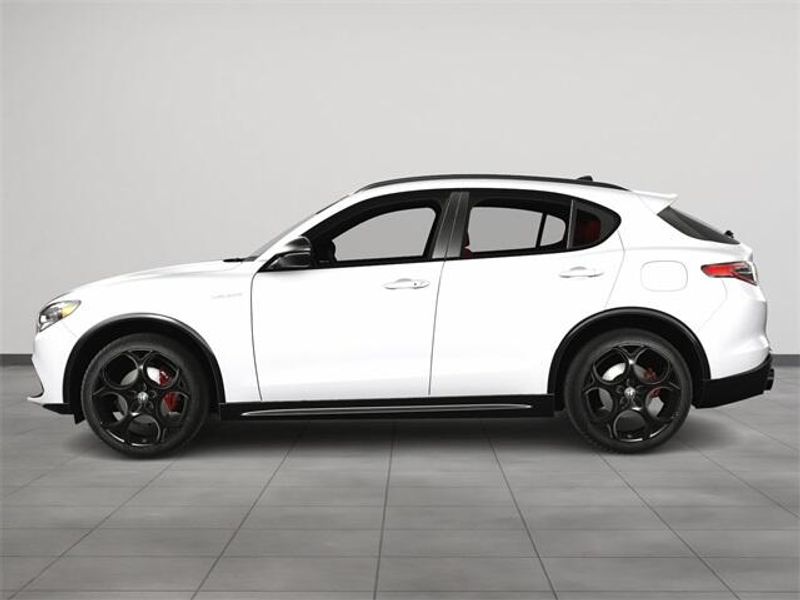2025 Alfa Romeo Stelvio Sprint photo 3
