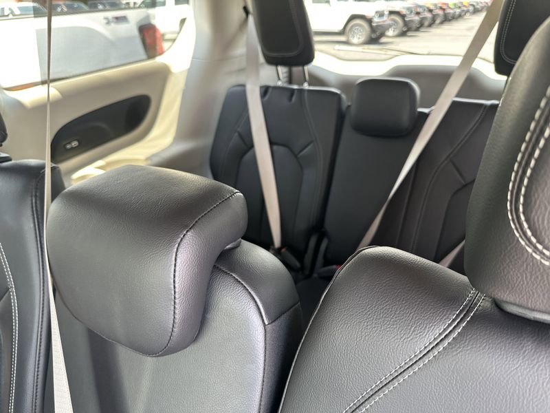 2022 Chrysler Pacifica Touring LImage 18