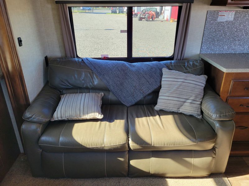 Used 2016 HEARTLAND BIG HORN 3010RE Image 8