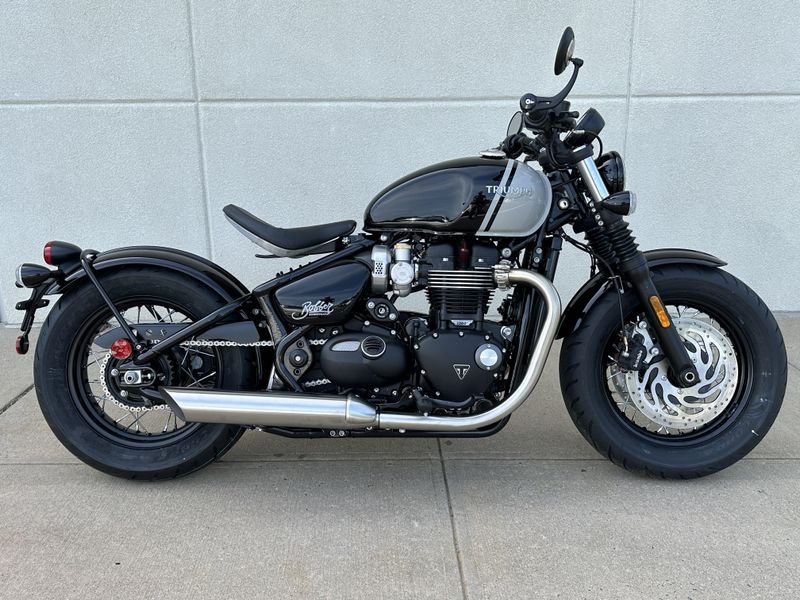 2025 Triumph Bonneville Bobber Image 2