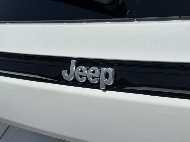 New 2026 Jeep Grand Cherokee Laredo 4x2
