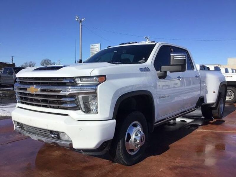 2022 Chevrolet Silverado 3500HD High CountryImage 1