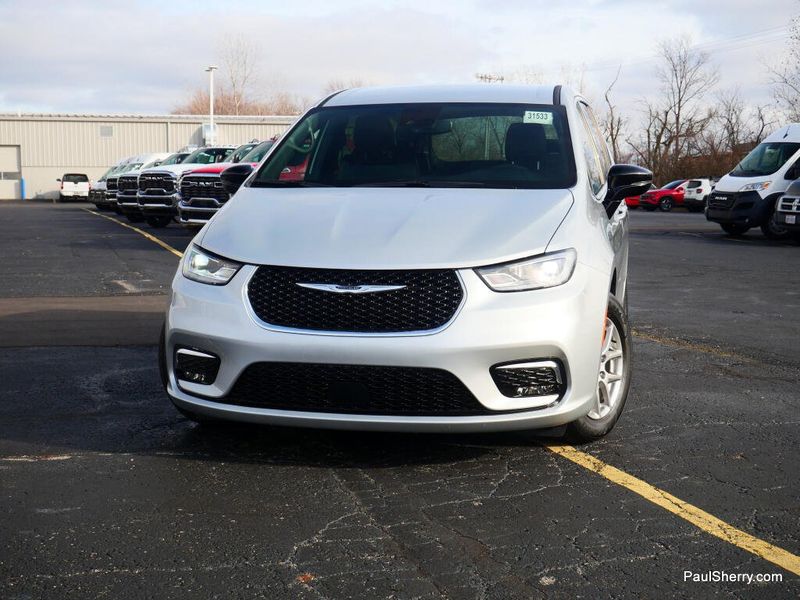 New 2026 Chrysler Pacifica Select