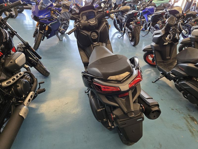 2025 Yamaha XMAX MIDNIGHT BLACK Image 7