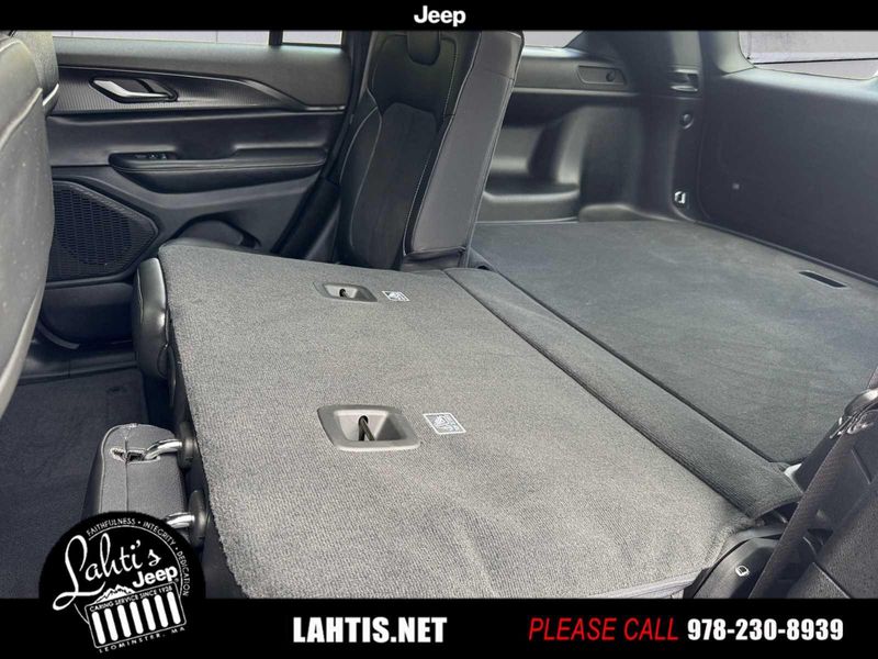 2023 Jeep Grand Cherokee Altitude photo 16