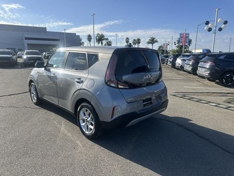 Used 2023 Kia Soul LXImage 3