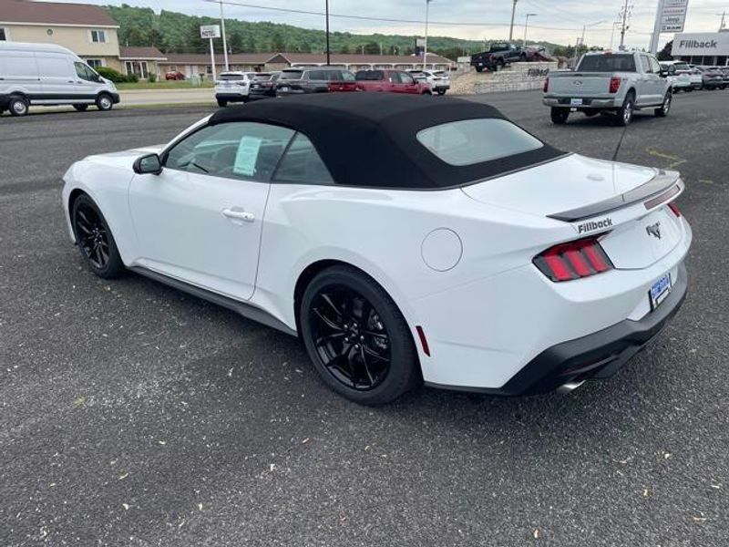 2025 Ford Mustang EcoBoost photo 4