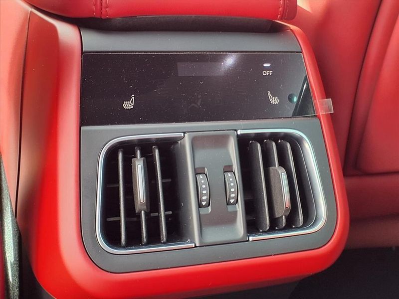 New 2026 Maserati Grecale ModenaImage 11