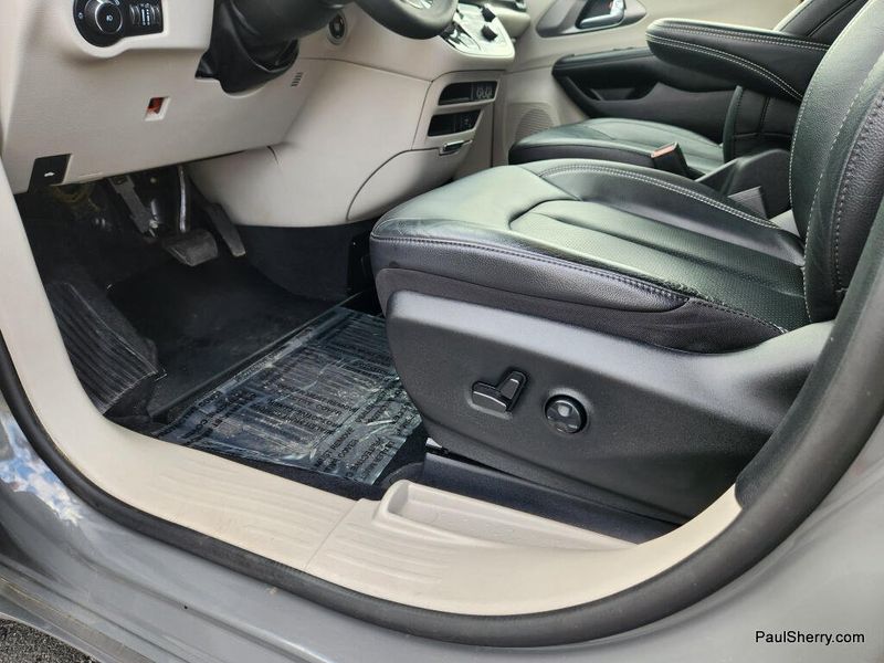 Used 2022 Chrysler Pacifica Touring L