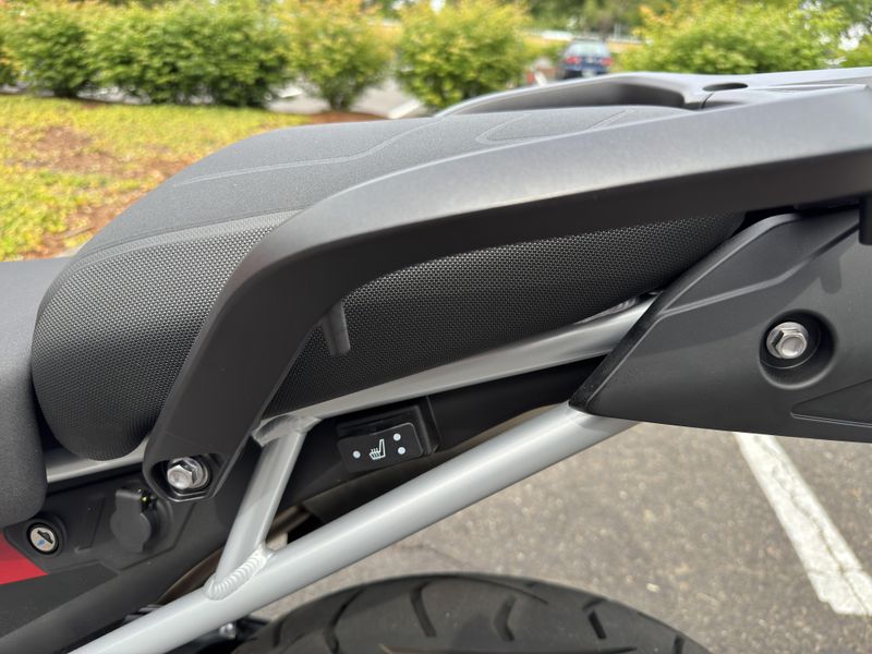 2025 Triumph Tiger 900 GT Pro - CARNIVAL RED - SAPPHIRE BLACK 