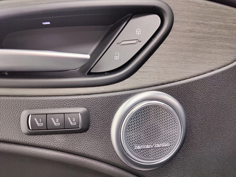2023 Alfa Romeo Stelvio Ti Premium AWD w/Activ AsstImage 7