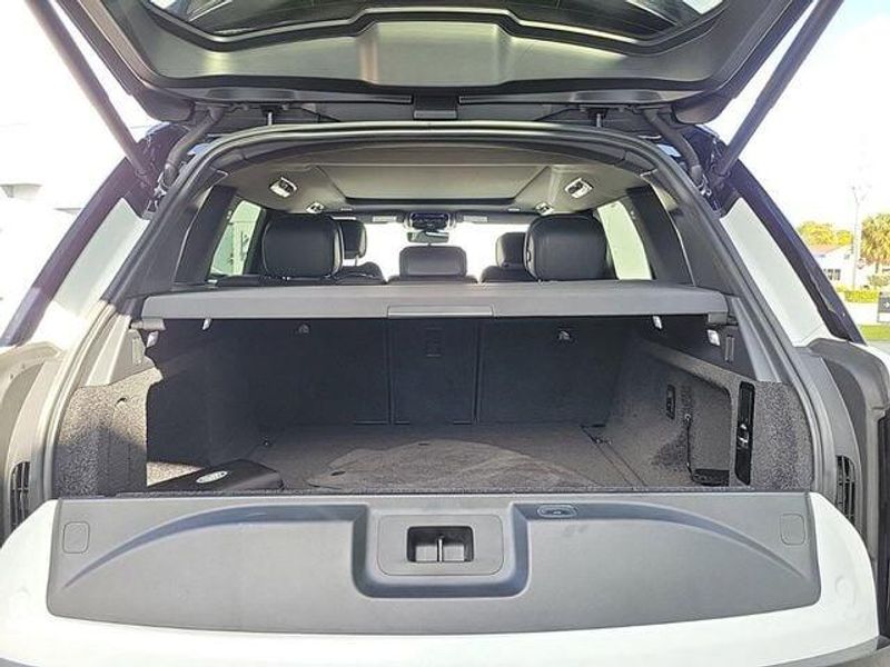 2023 Land Rover Range Rover SE photo 14