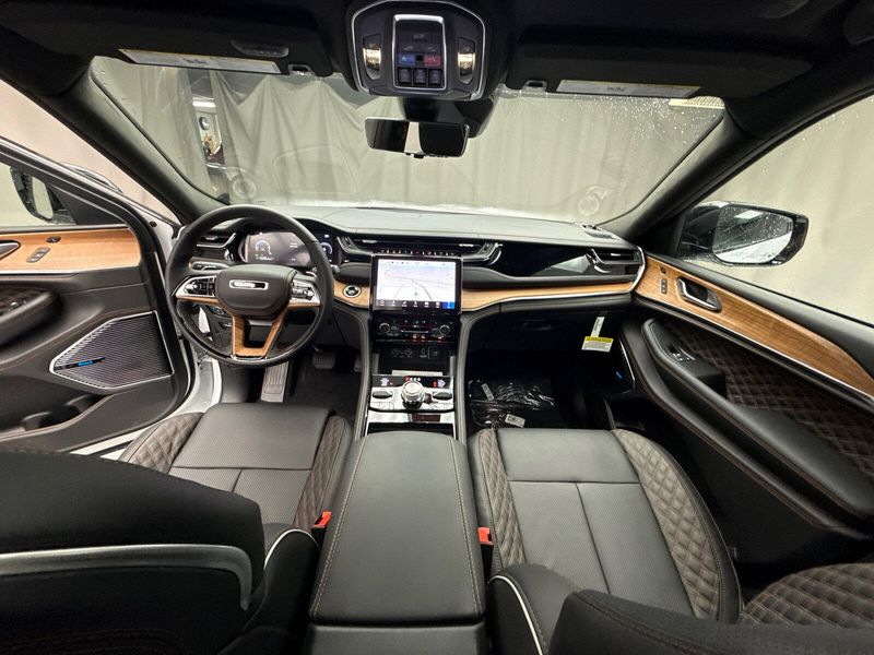 New 2025 Jeep Grand Cherokee L Summit Reserve 4x4Image 8