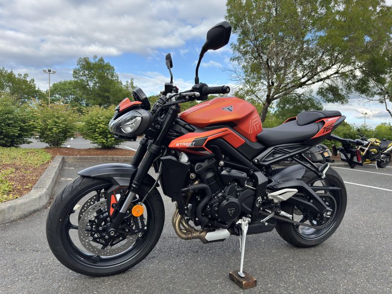 2025 Triumph Street Triple 765 R - MATTE BAJA ORANGE 