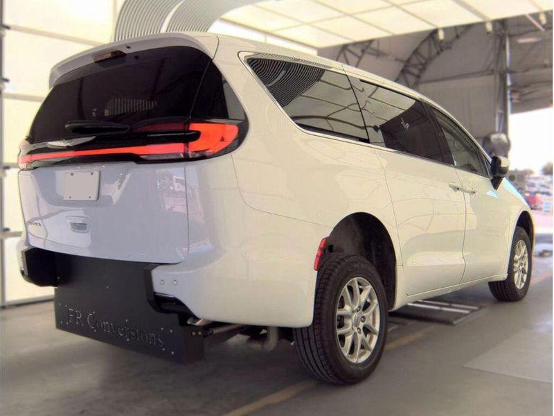 Used 2023 Chrysler Pacifica Touring L