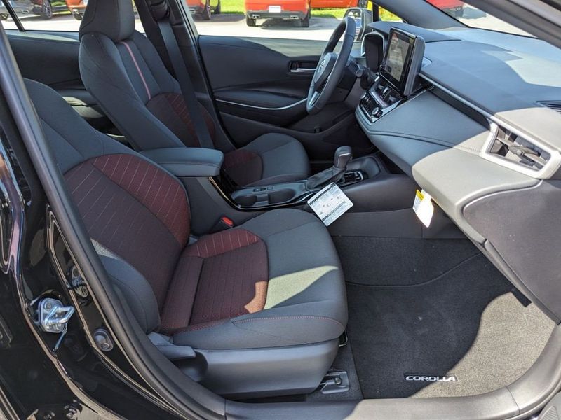 2023 Toyota Corolla SE in a Midnight Black Metallic exterior color and Black/Redinterior. Johnson Dodge 601-693-6343 pixelmotiondemo.com 