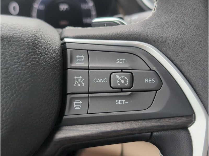 New 2025 Jeep Grand Cherokee Limited 4x2Image 23