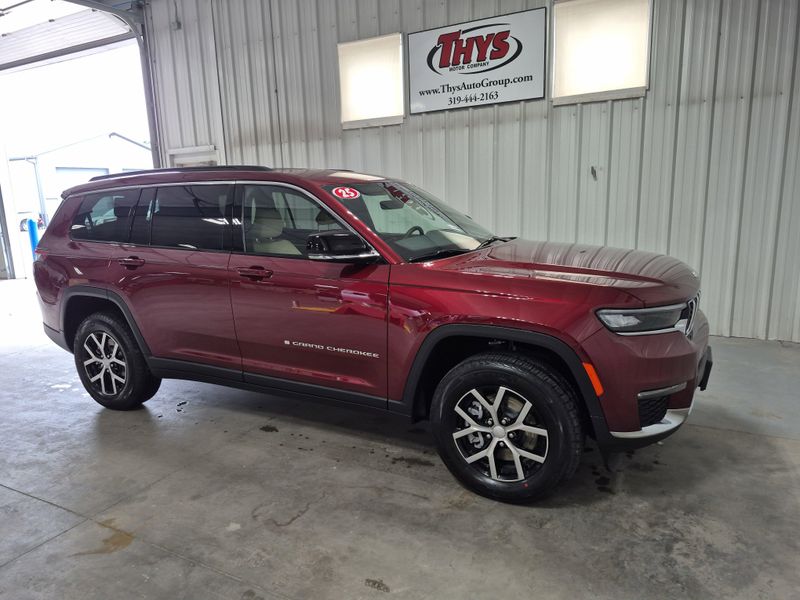 New 2025 Jeep Grand Cherokee L Limited 4x4Image 2