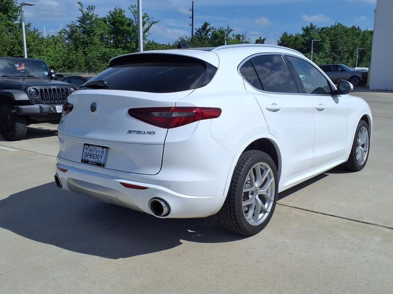 2021 Alfa Romeo Stelvio TiImage 2