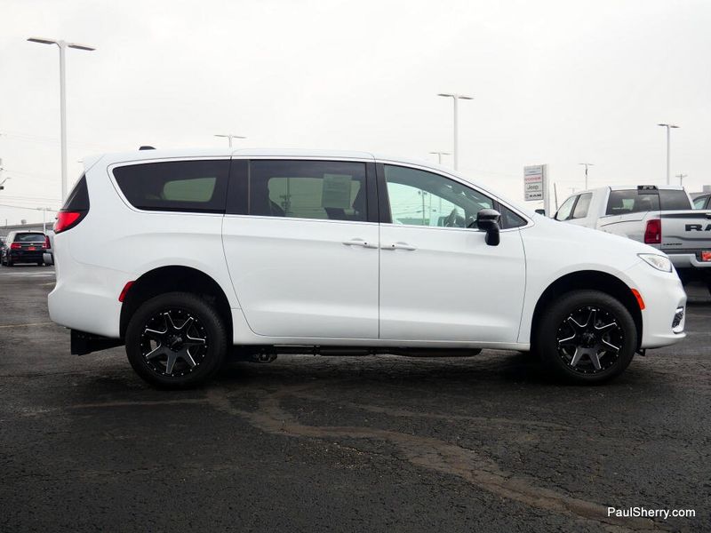 Used 2024 Chrysler Pacifica Touring