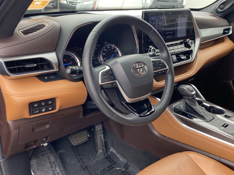2022 Toyota Highlander PlatinumImage 17