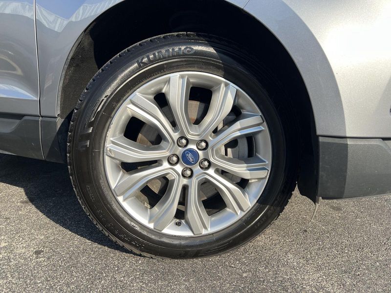 2022 Ford Edge Titanium photo 2