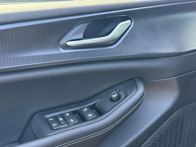 New 2026 Jeep Grand Cherokee Laredo 4x2