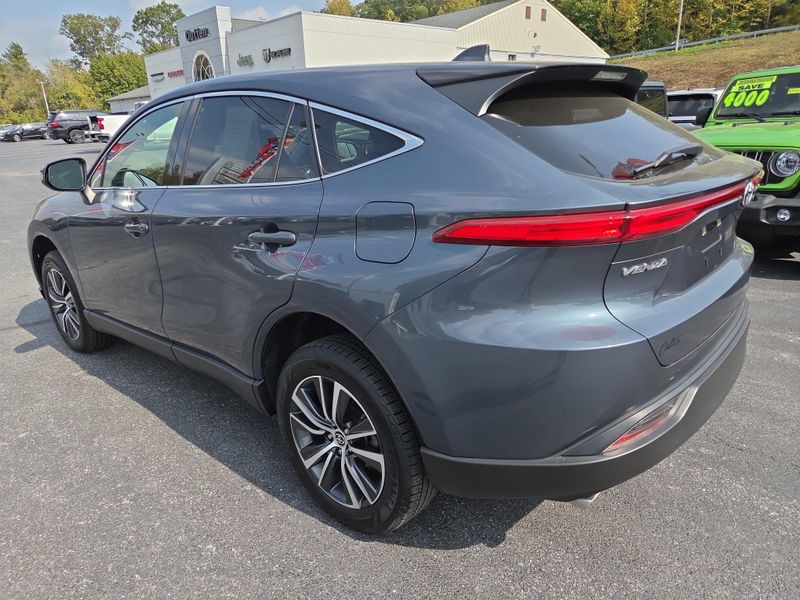2022 Toyota Venza LE photo 5