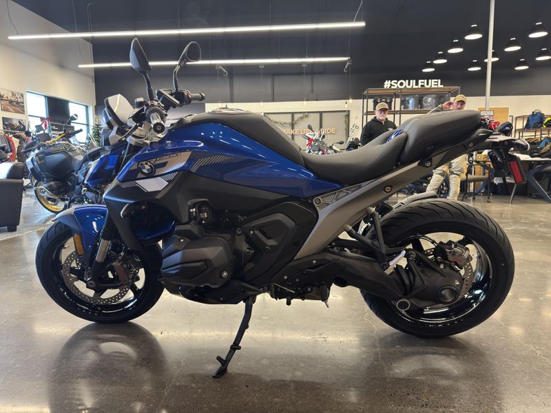 2026 BMW R 1300 R - RACING BLUE METALLIC 
