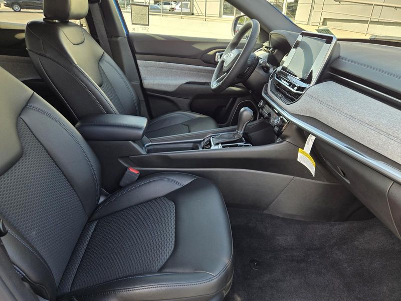 Used 2025 Jeep Compass Latitude 4x4