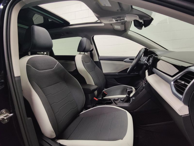 Used 2025 Volkswagen Taos SE AWD w/SunroofImage 5