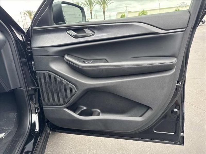 New 2026 Jeep Grand Cherokee L Laredo 4x2