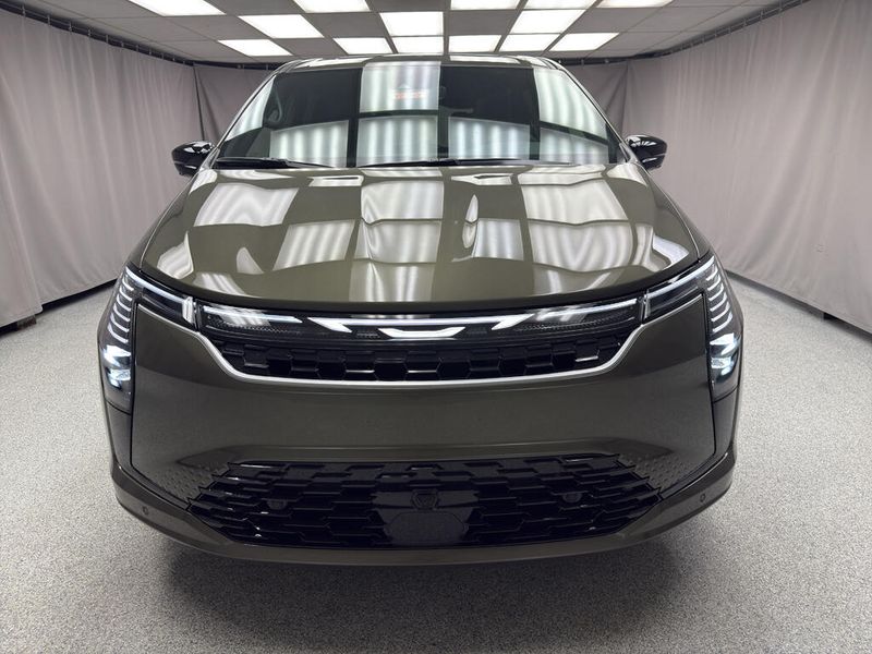 New 2027 Chrysler Pacifica Limited AwdImage 5