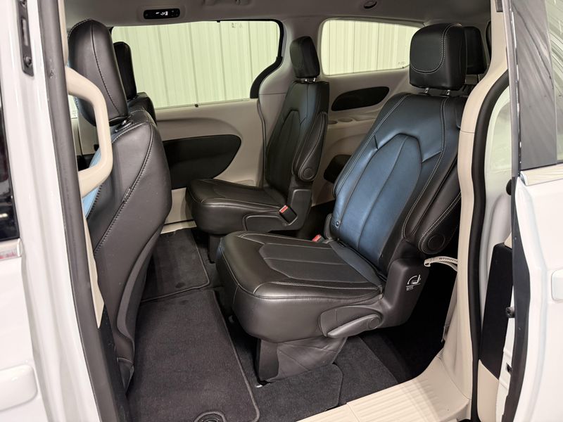 Used 2024 Chrysler Pacifica Touring LImage 16