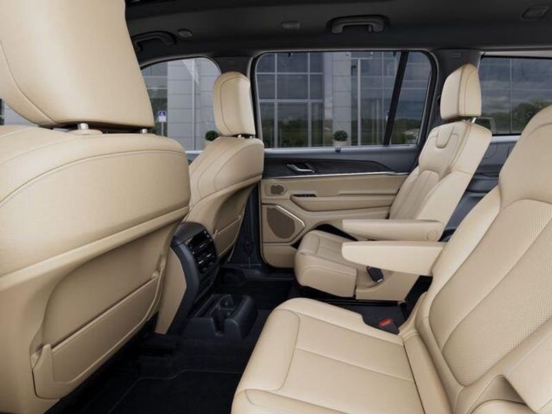 New 2026 Jeep Grand Cherokee L Limited 4x4Image 23