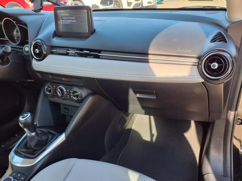 2019 Toyota Yaris Sedan LImage 13
