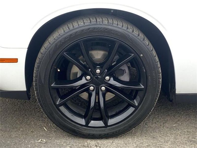 2016 Dodge Challenger SXTImage 10