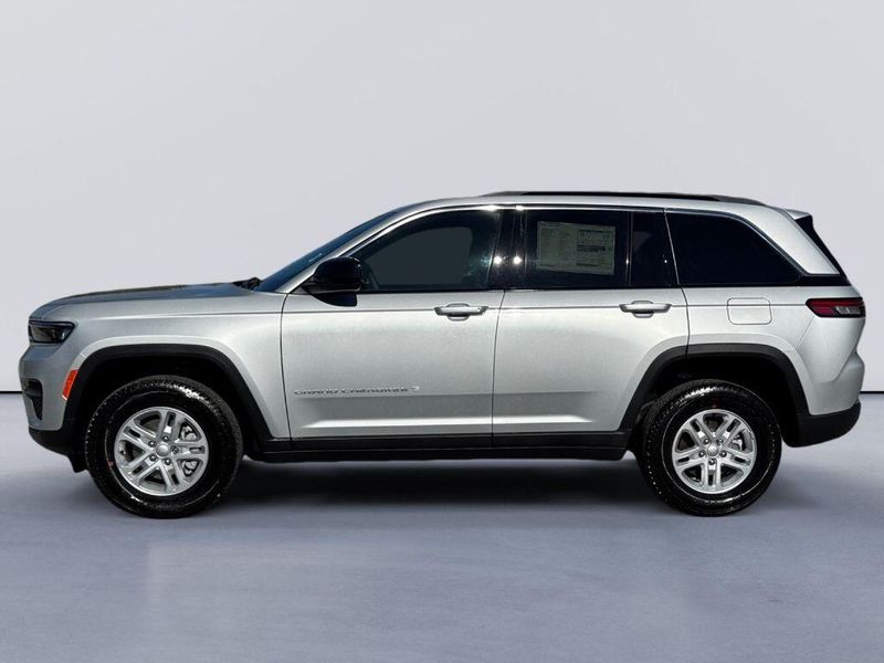 2025 Jeep Grand Cherokee Laredo photo 3