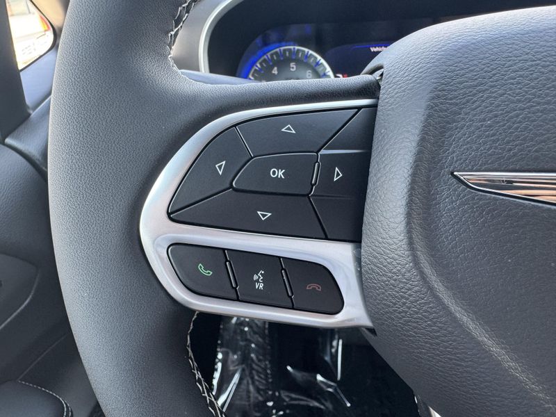 New 2025 Chrysler Pacifica SelectImage 18