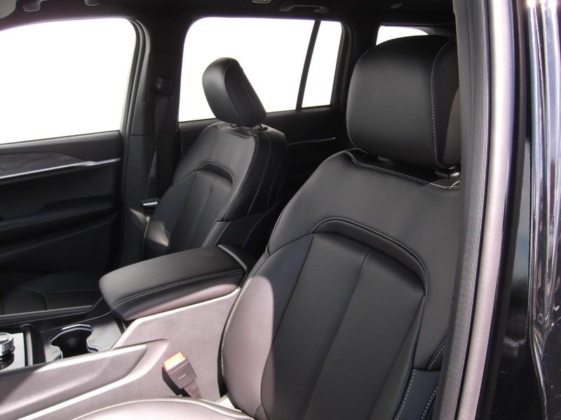 2025 Jeep Grand Cherokee Limited photo 8
