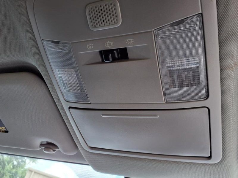 2018 Toyota RAV4 LE photo 9